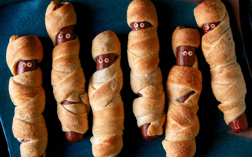 Xúc xích xác ướp mini cuộn bột nướng vàng là món ăn halloween tiện lợi cho tiệc finger food