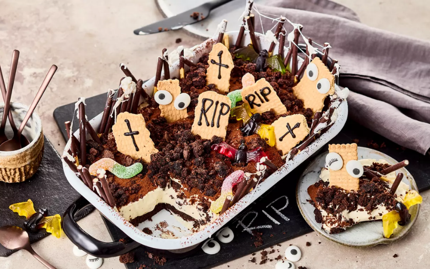 Tiramisu Halloween phủ cacao tạo hình mặt ma là món ăn halloween mang phong cách Ý