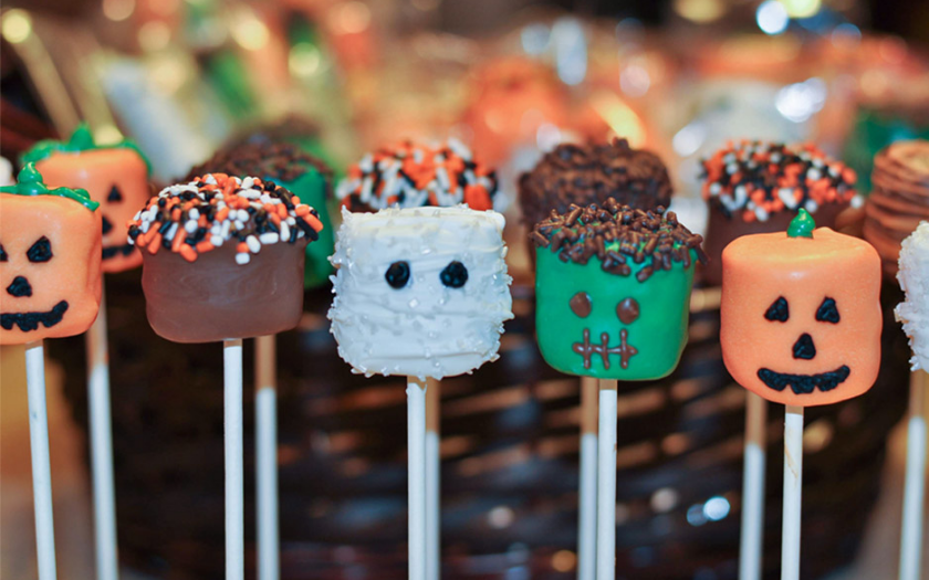Kẹo marshmallow ma quái tạo hình mặt ma bằng chocolate là món ăn halloween đáng yêu