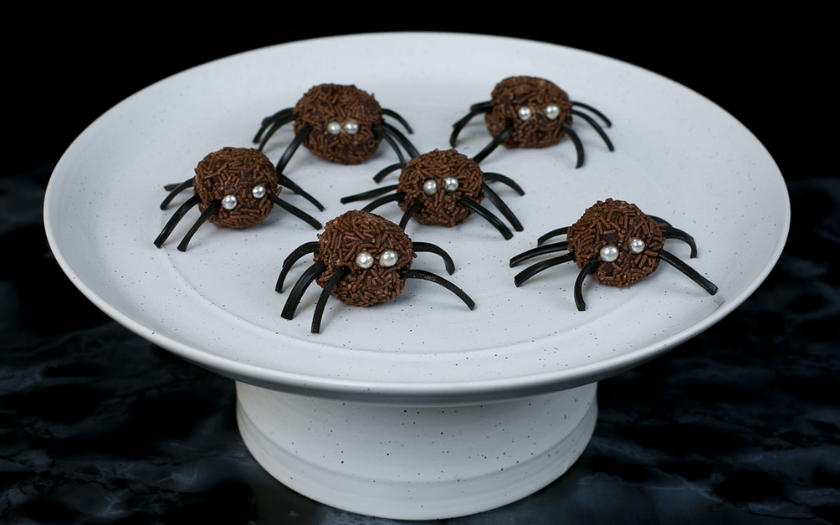 Chocolate nhện Halloween tạo hình nhện từ chocolate là món ăn halloween độc đáo
