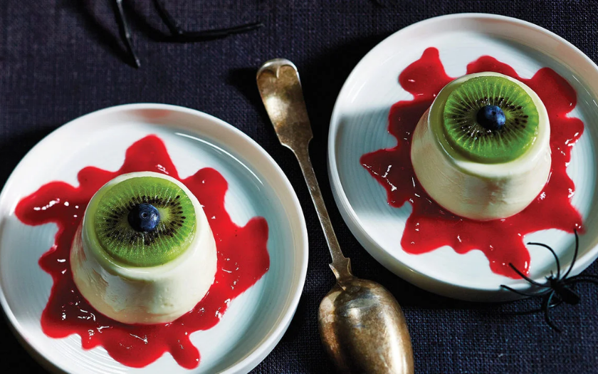 Panna cotta mắt quái vật tạo hình con mắt là món ăn halloween mát lạnh