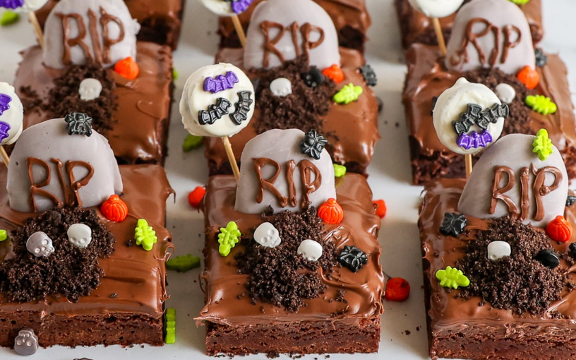 Bánh Brownie Nghĩa Địa trang trí Oreo và bia mộ là món ăn halloween sáng tạo