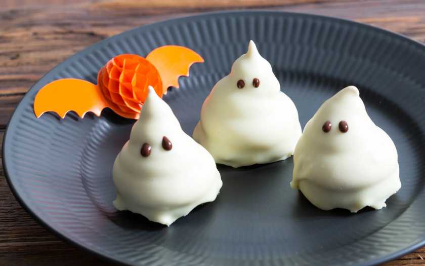 Bánh su kem con ma tạo hình mặt ma bằng kem tươi là món ăn halloween đáng yêu