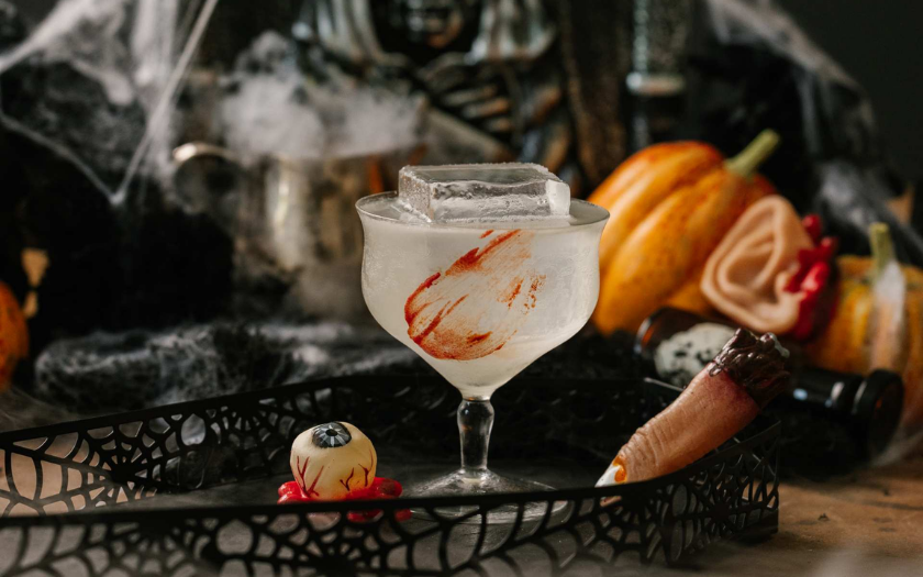 Cocktail Halloween pha từ vodka và nước ép là đồ uống halloween dành cho người lớn