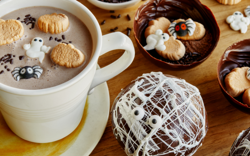 Chocolate nóng kết hợp marshmallow tạo hình mặt ma là đồ uống halloween ấm áp