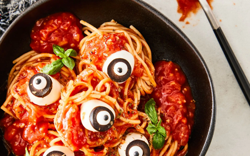 Mì Ý sốt cà chua Halloween tạo hình mặt ma là món ăn halloween dễ thực hiện