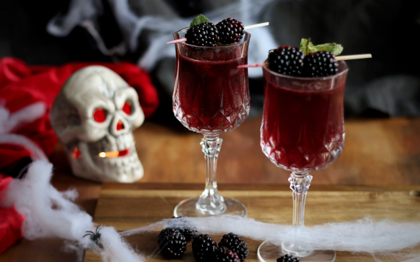 Trà trái cây Halloween kết hợp trái cây tạo hình ma quái là đồ uống halloween thanh nhẹ