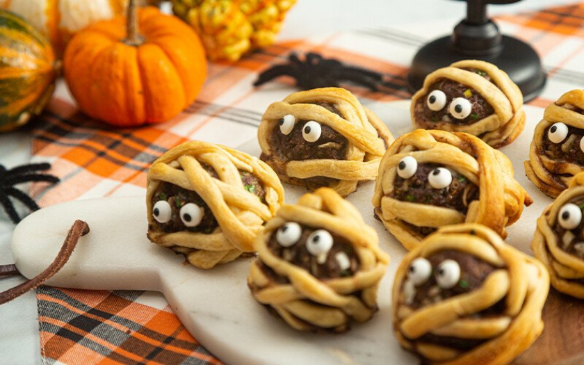 Thịt viên xác ướp cuộn bột nướng vàng là món ăn halloween phù hợp làm món khai vị