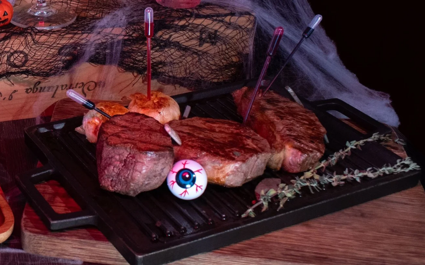 Bò nướng ma quái trang trí sốt tạo hình mặt ma là món ăn halloween phù hợp cho tiệc tối