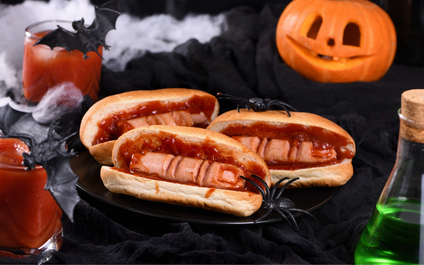 Hotdog hình ngón tay tạo hình từ xúc xích và sốt cà chua là món ăn halloween đặc trưng