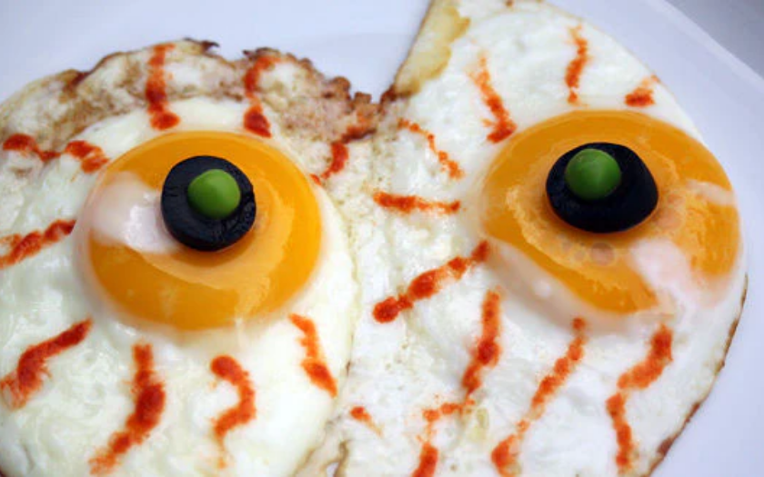 Trứng chiên con mắt quái vật tạo hình bằng ô liu là món ăn halloween đơn giản