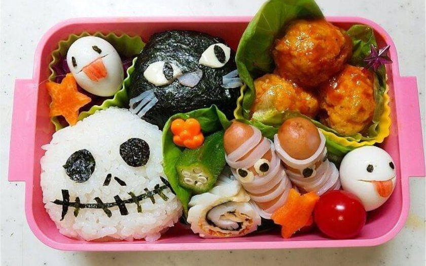 Cơm bento ma quái tạo hình bằng cơm và rong biển là món ăn halloween đáng yêu