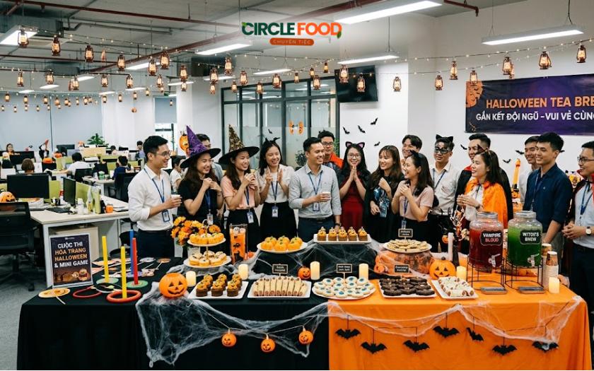 Nhân viên tham gia tiệc Halloween tại văn phòng