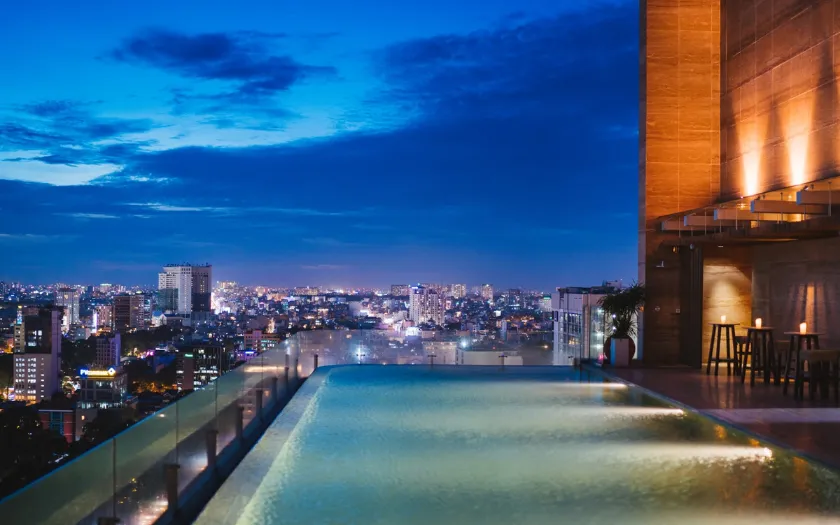 Hồ bơi vô cực trên tầng thượng tạo nên không gian Pool Party sang trọng và đầy ấn tượng (Nguồn ảnh: Uniqhotels)