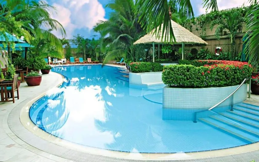 Hồ bơi được thiết kế tối giản nhưng tinh tế, tạo điểm nhấn cho những buổi Pool Party (Nguồn ảnh: Du Lịch Xanh)