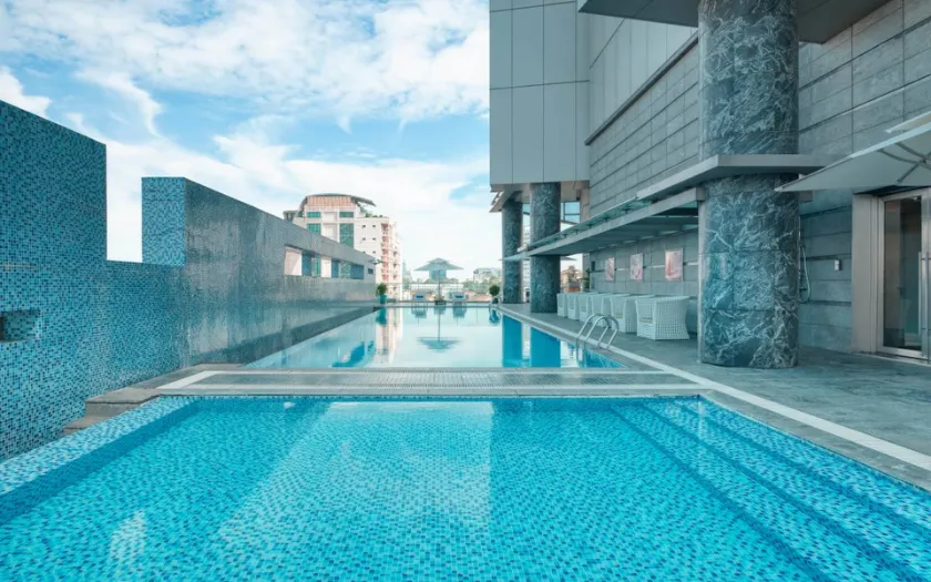 Hồ bơi Pullman Saigon Centre gây ấn tượng với không gian mở và thiết kế tinh tế (Nguồn ảnh: Pullman Saigon Centre)