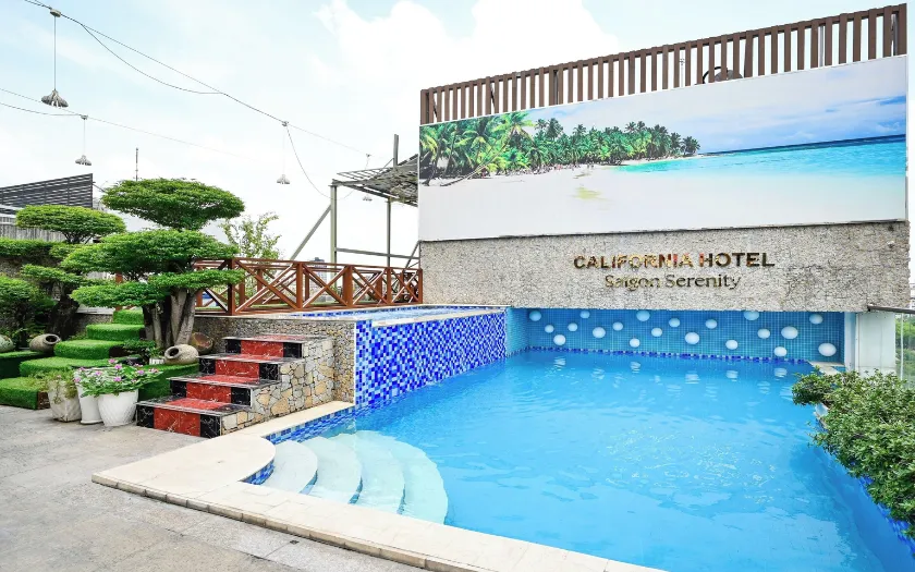 Hồ bơi tại California Hotel Sai Gon là lựa chọn thích hợp cho các Pool Party riêng tư (Nguồn ảnh: Eduoka)