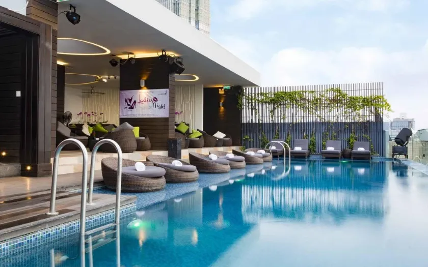 Hồ bơi Liberty Central Saigon nổi bật với không gian ngoài trời thoáng đãng (Nguồn ảnh: Guland)