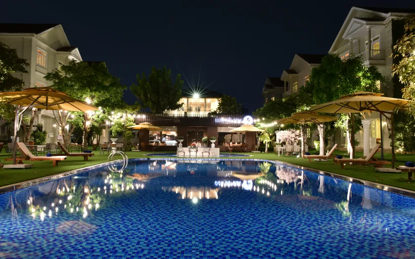 Hồ bơi ngoài trời nằm giữa khuôn viên resort xanh mát, mang đến Pool Party gần gũi với thiên nhiên (Nguồn ảnh: Hidden Mansions Saigon Resort)