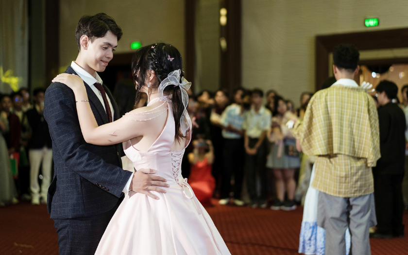 Hoạt động khiêu vũ lãng mạn giúp gắn kết tình bạn trong đêm tiệc prom cuối cấp