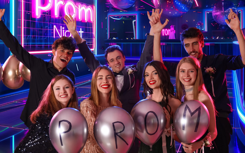 Đêm tiệc prom bùng nổ ánh sáng neon sôi động