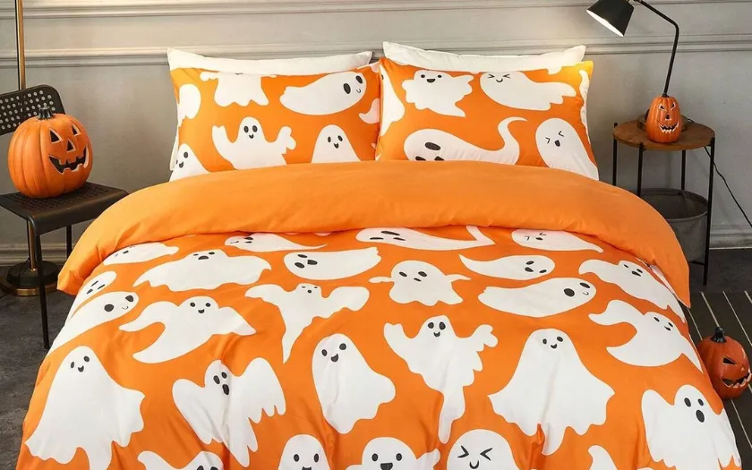 Tận hưởng cảm giác ấm áp và thoải mái với chăn và gối ôm Halloween
