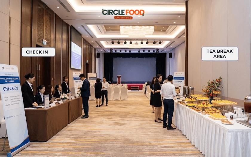 Tiệc tea break YEP phục vụ khách trong thời gian check-in