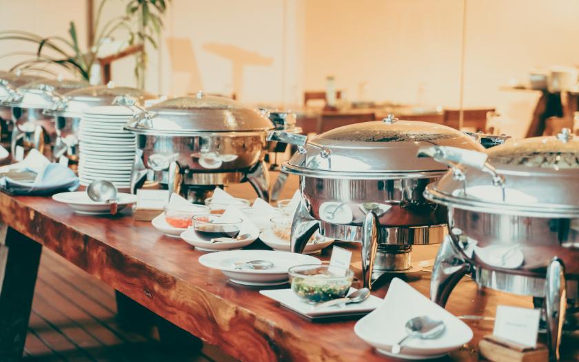 Trang trí quầy line buffet đẹp mắt giúp khách thuận tiện lấy đồ 