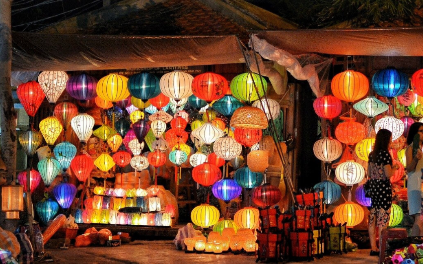 Trang trí sân khấu Trung thu ngoài trời với đèn lồng Hội An mang lại cảm giác ấm cúng