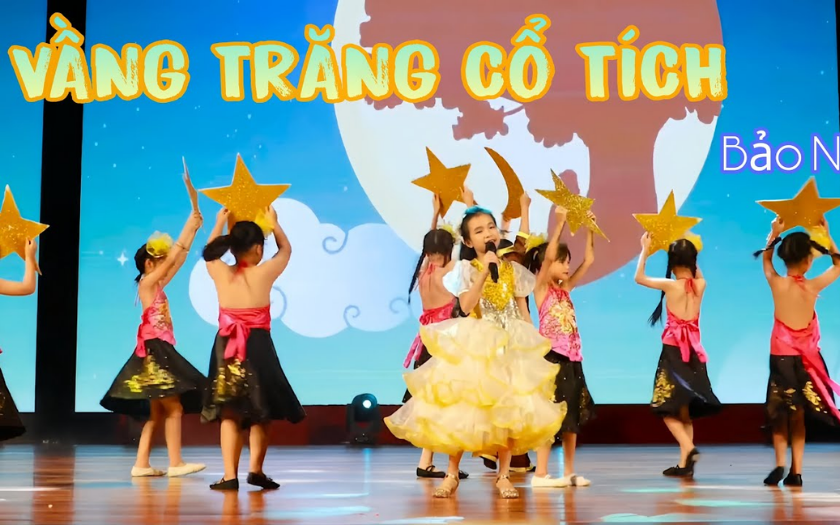 Văn nghệ Trung thu với múa quạt truyền thống giúp không gian đêm hội thêm ấn tượng