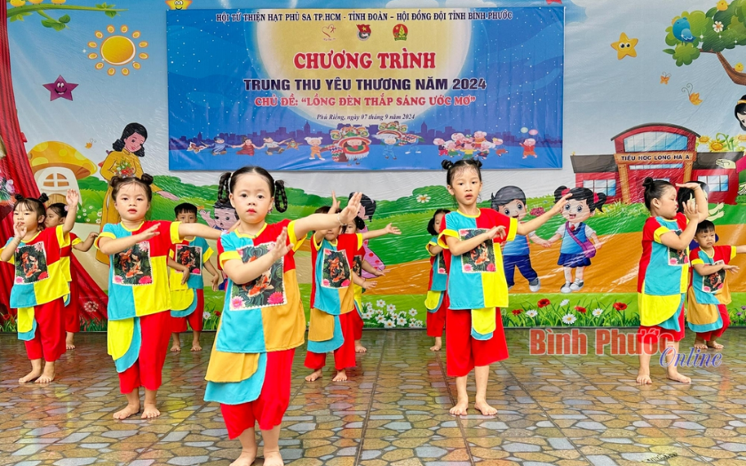Văn nghệ Trung thu kết hợp đèn ông sao mang đậm không khí lễ hội