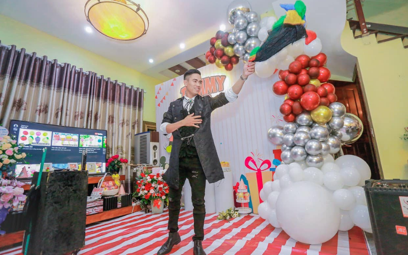 Văn nghệ Trung thu kết hợp ảo thuật giúp đêm hội thêm bất ngờ và hấp dẫn với trẻ em