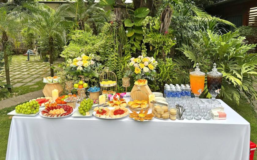 Bàn tiệc Tea Break ngoài trời được trang trí theo concept hiện đại