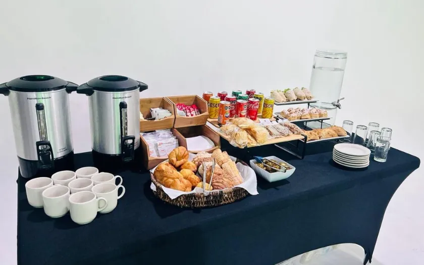Tiệc Coffee Break thường có cà phê, các món ngọt ăn kèm phổ biến như su kem, tiramisu