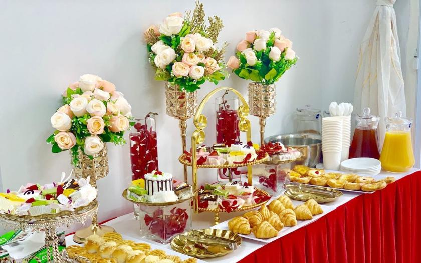 Khăn trải bàn, lọ hoa giúp hoàn thiện trang trí tiệc