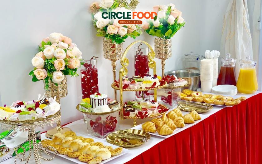 Nên sử dụng các khay nhiều tầng để bày bánh và trái cây để tạo chiều sâu cho bàn tiệc