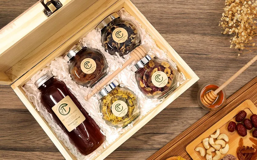 Hũ Granola kết hợp mật ong hoa nhãn dành tặng khách hàng nữ 