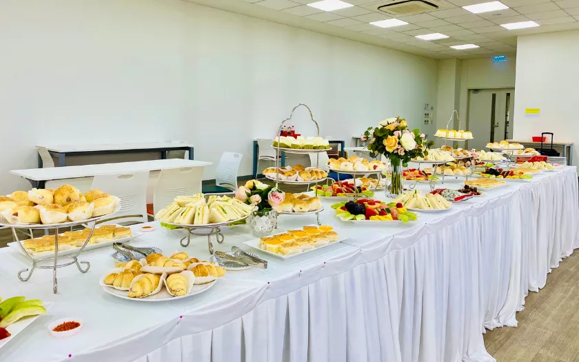 Tiệc Teabreak tại văn phòng được setup chỉn chu với đa dạng các món ăn