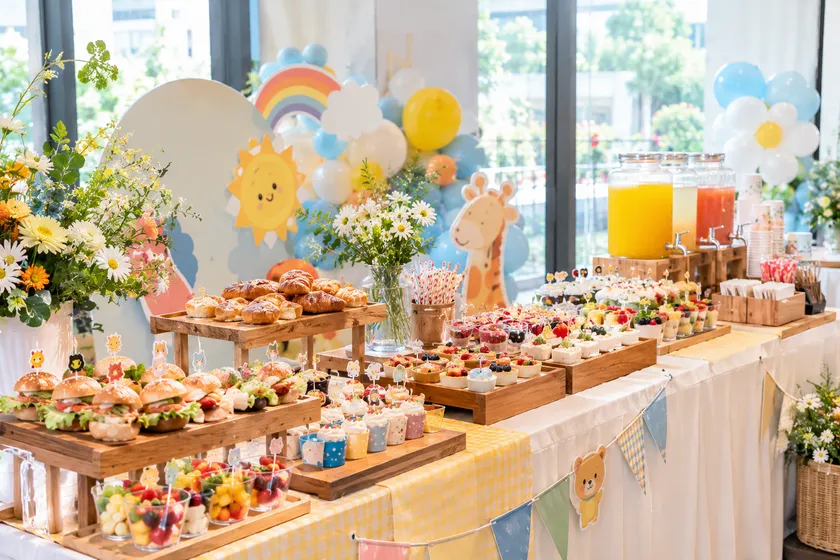 Menu Teabreak trong ngày 1/6 nên được điều chỉnh để cho trẻ dễ cầm nắm và thưởng thức