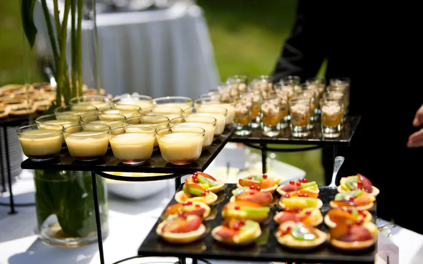 Menu cho Pool Party cần ưu tiên những món ăn nhỏ nhẹ, dễ dùng cho khách