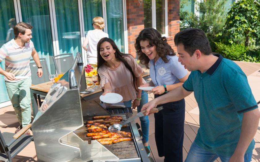 Tiệc BBQ tại nhà với quy mô vừa phải