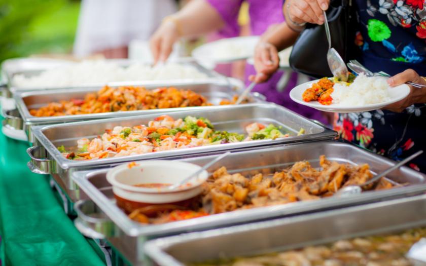 Tiệc Buffet có thực đơn phong phú, ưu tiên tính tiện lợi, phù hợp với nhiều nhóm khách mời