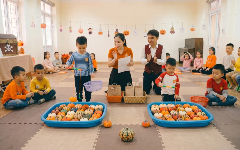 Các bé hào hứng tham gia thử thách câu bí ngô mini 