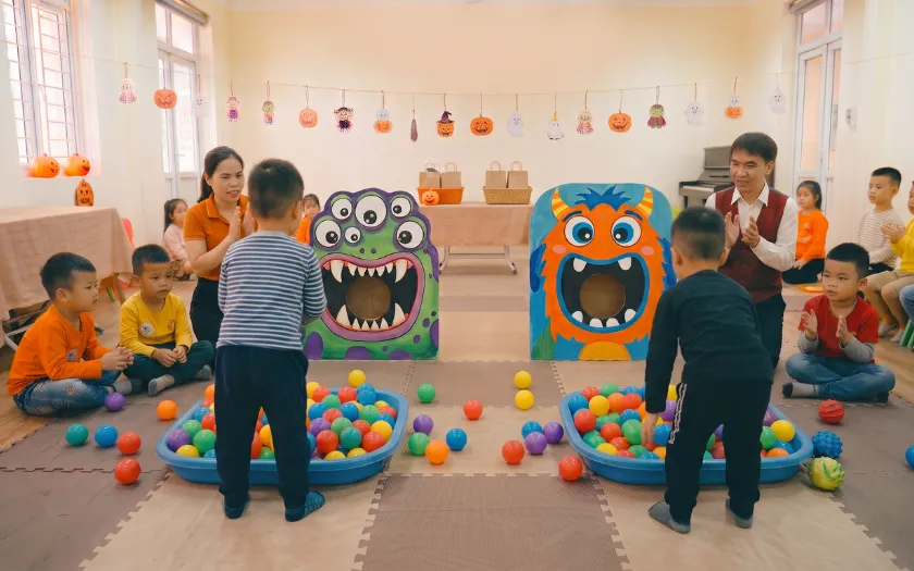 Các bé thi nhau ném bóng vào miệng “quái vật”