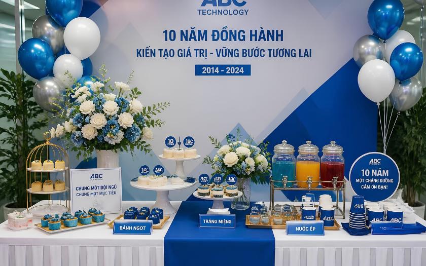 Khu vực bánh sinh nhật và bàn tiệc ngọt hài hòa