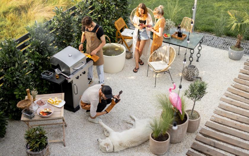 Sân vườn là địa điểm lý tưởng để tổ chức tiệc BBQ tại nhà mà không cần thiết kế cầu kì