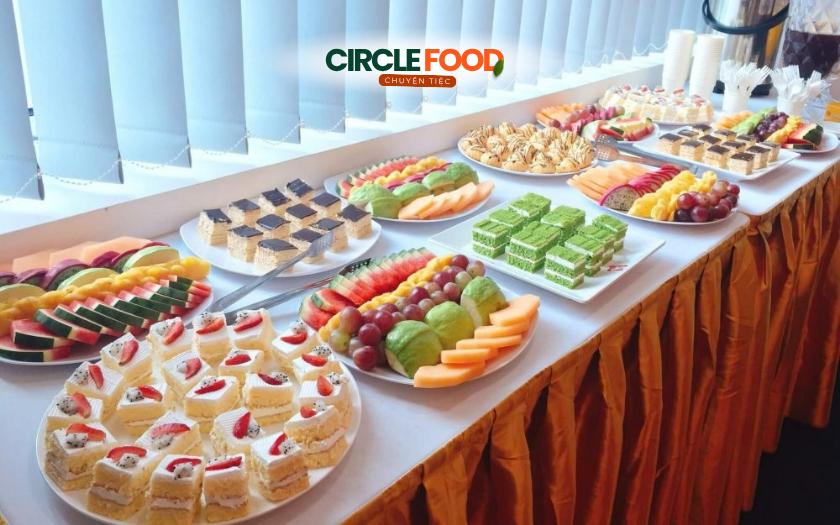 Tiêu chuẩn chọn món tiệc ngọt văn phòng là các loại bánh nhỏ, trái cây cắt sẵn dễ 